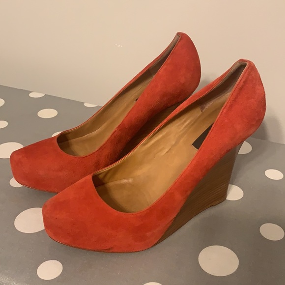 Ann Taylor Suede Wedges Red with wood heel 7.5 - Picture 9 of 10